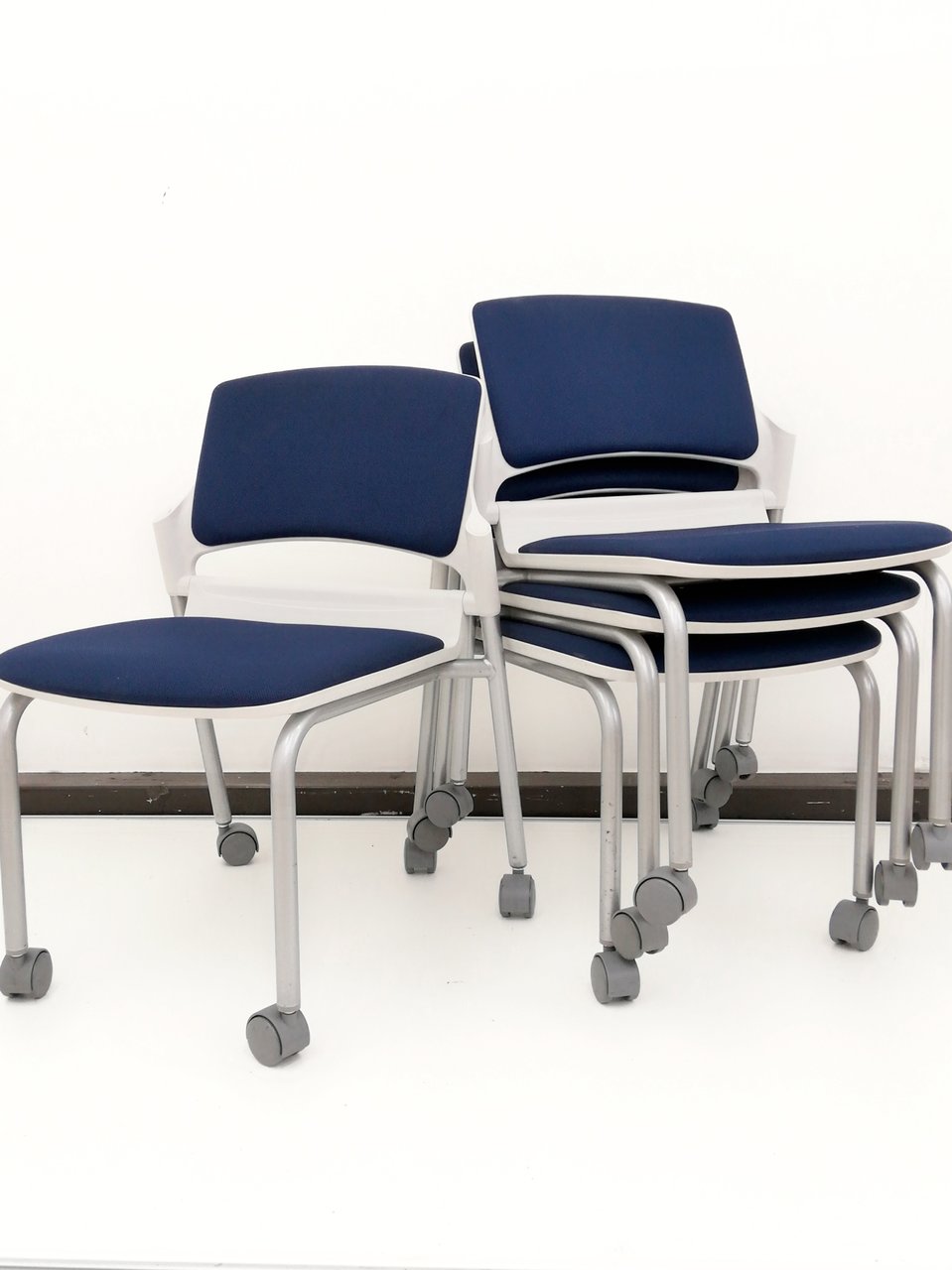 【セットでお買い得！】スタッキング可能省スペースなデザイン！
座面、背面にクッションがついているので体が疲れにくい！
                        MF-180シリーズ 
                                    中古
            