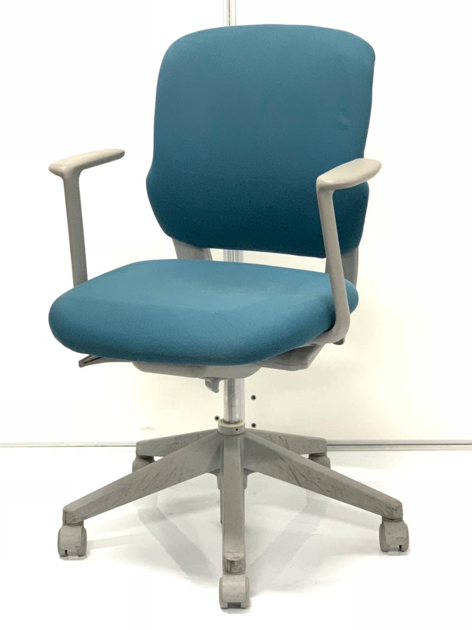 内田洋行製の定番チェアが入りました！肘付チェアが入りました。
                        CN-2
                                    中古
            