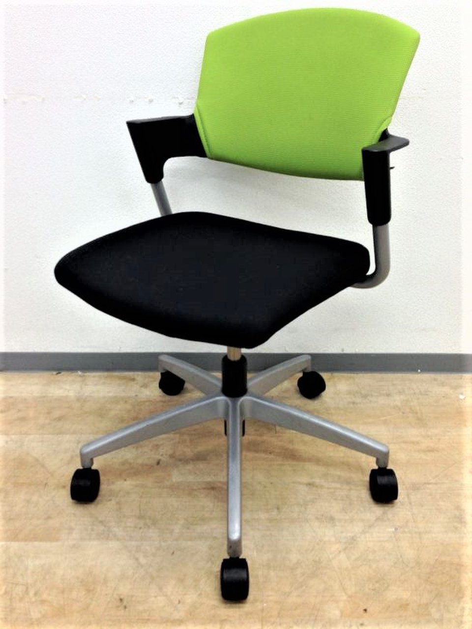 【ミーティングに最適！】コクヨ製　プロッティ　クッション厚めで疲れにくい
                        プロッティ（キャスター付） 
                                    中古
            