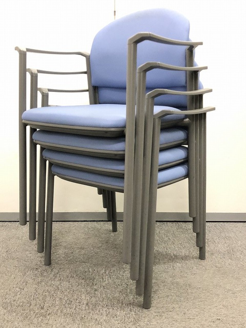 【4脚まとめ販売！！】ナイキ製の肘付スタッキングチェアの入荷です！！
                        その他シリーズ
                                    中古
            