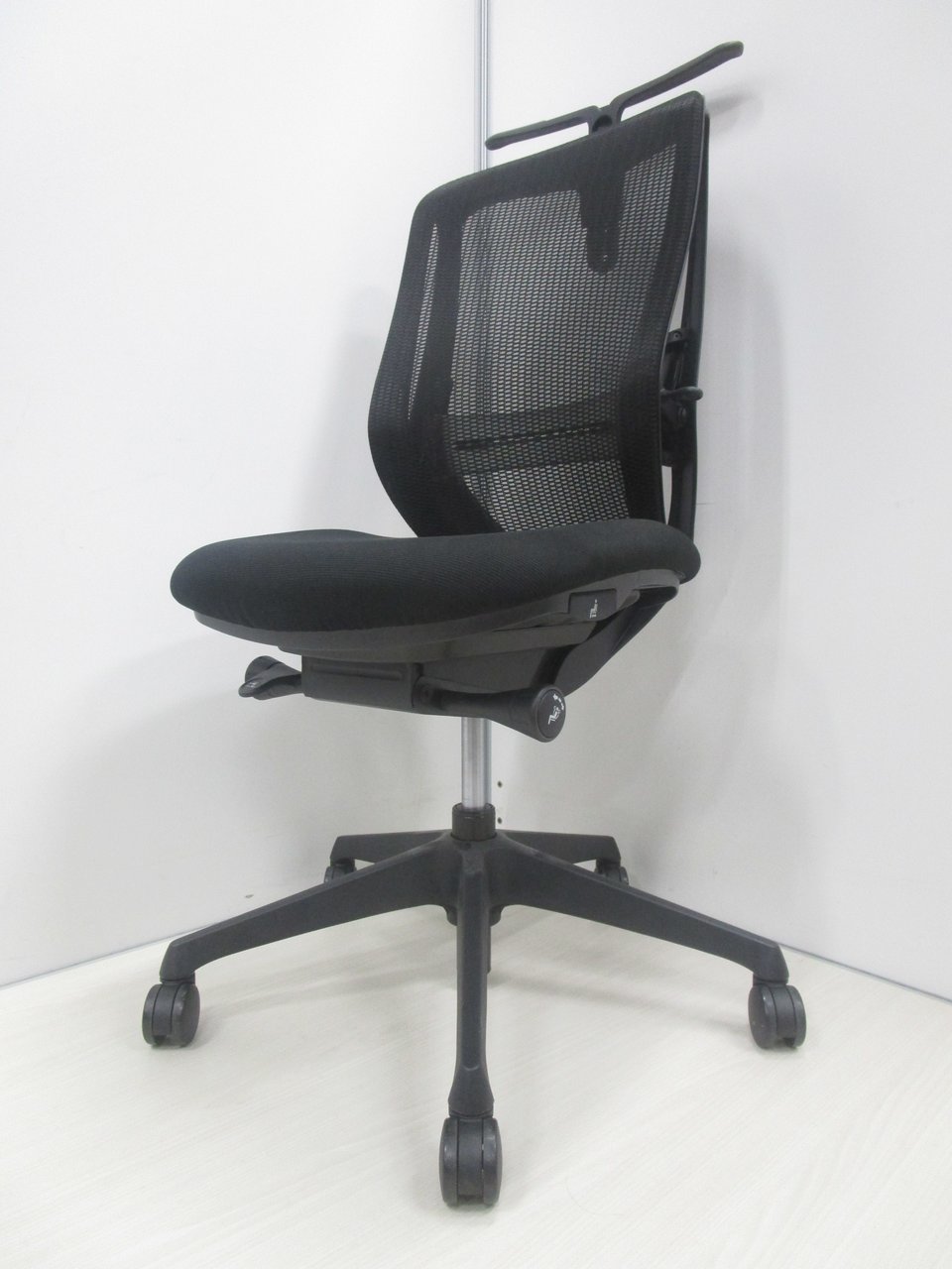 ランバーサポートも付いた人気メッシュチェア大量入荷！数揃う！
                        シルフィー（クッション） 
                                    中古
            