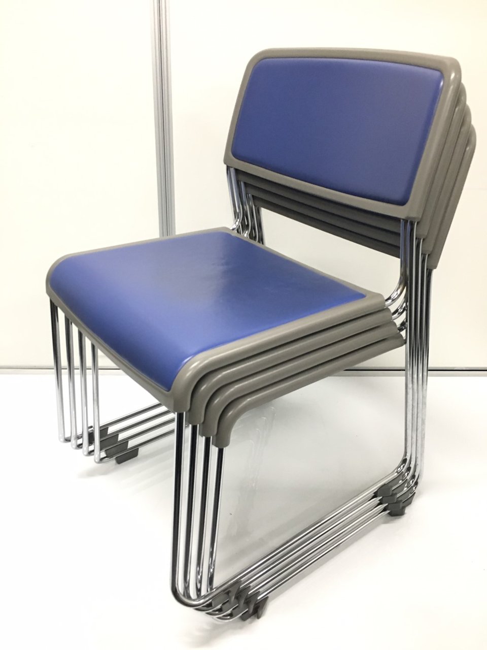 【セットでお買い得！】
お手入れ楽々なビニール生地！
濃いめのブルーで落ち着いた雰囲気のお部屋作りを！
                        CK-M980
                                    中古
            