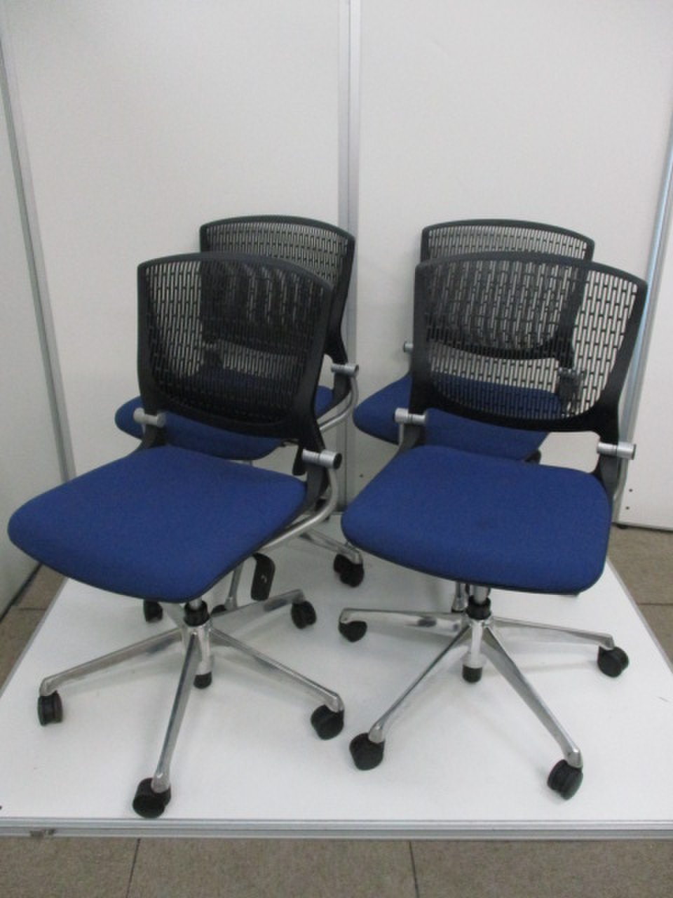 【4脚セットでお買い得】【人気のブルー】デザインが良いオカムラ製ミーティングチェア
                        グラータ 
                                    中古
            