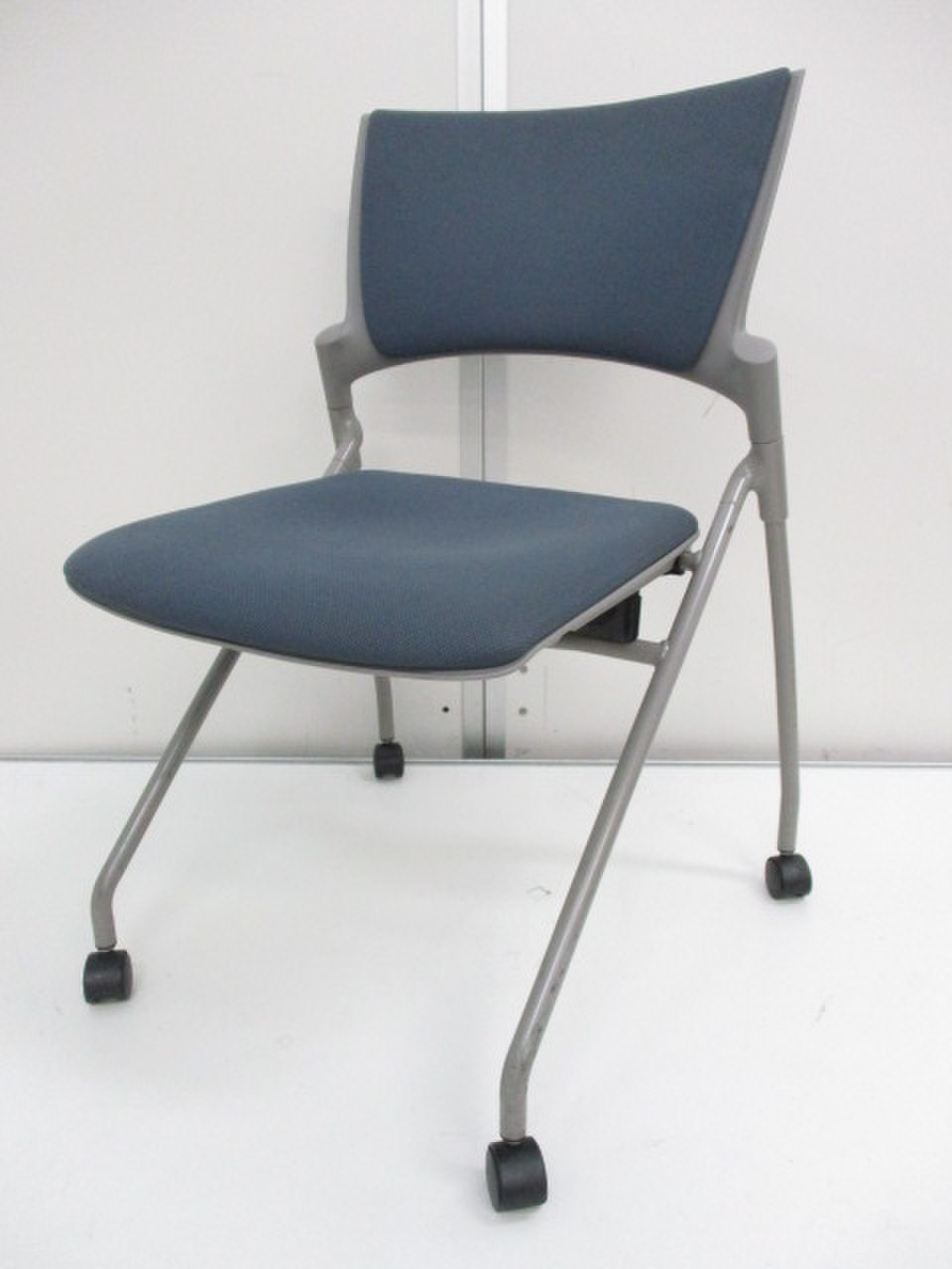 【会議で大活躍】イトーキ製の定番ミーティングチェア
                        マノス 
                                    中古
            