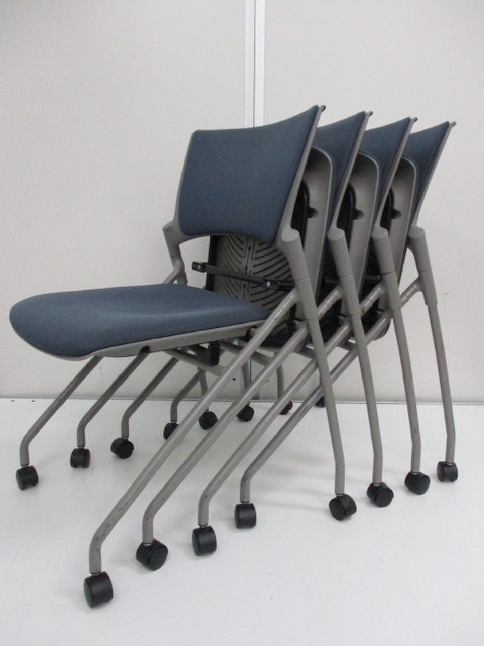 【4脚セットでお買い得】会議室などで活躍するミーティングチェア
                        マノス 
                                    中古
            