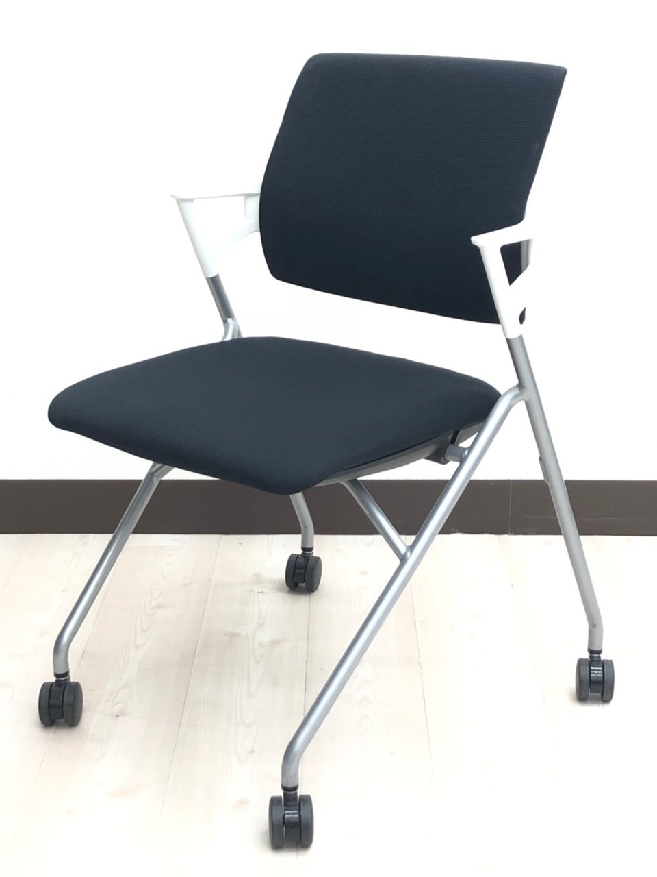 【使用感の少ない17年製！】
シンプルデザインのネスタブルチェア！
非常に売れ筋のシリーズ！
【メーカー廃番商品】【RP】
                        ピエガ（背樹脂タイプ） 
                                    中古
            