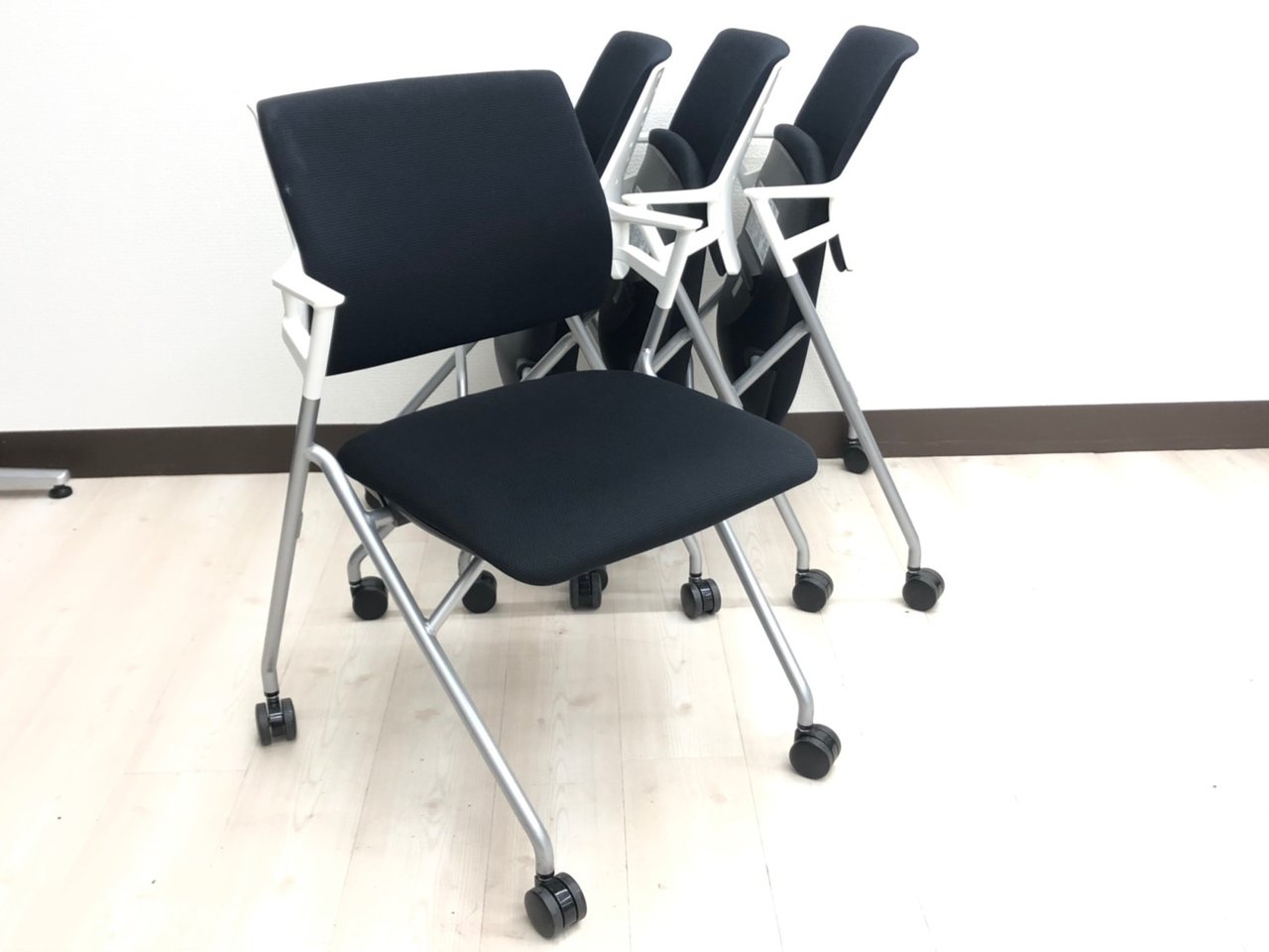 【セットでお買い得！】
17年製の良品です！
シンプルデザインのネスタブルチェア！
【RP】
                        ピエガ（背クッションタイプ） 
                                    中古
            