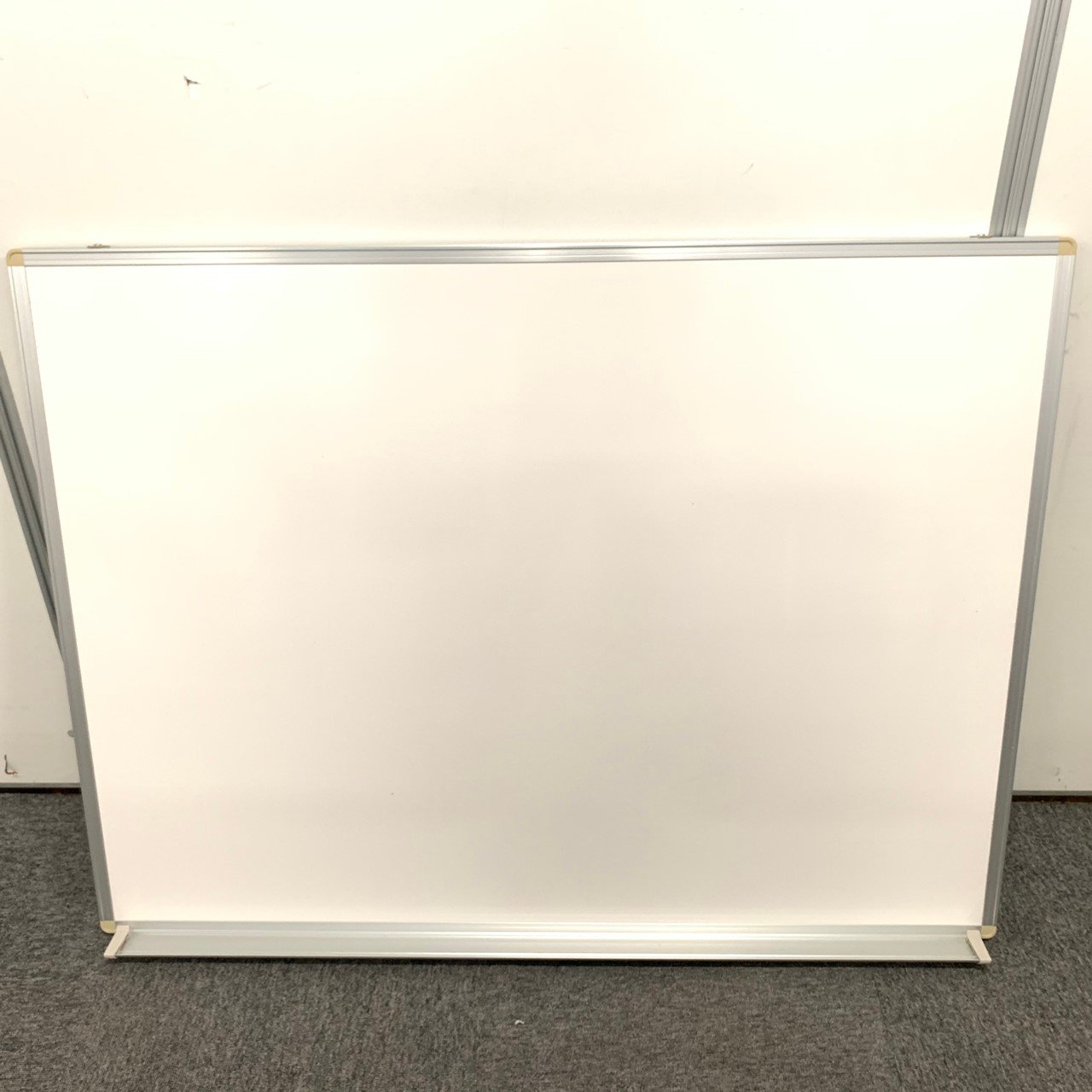 オフィスの必需品！！自立ではなく壁掛けタイプのホワイトボードです！！【限定１台】
                        その他シリーズ
                                    中古
            