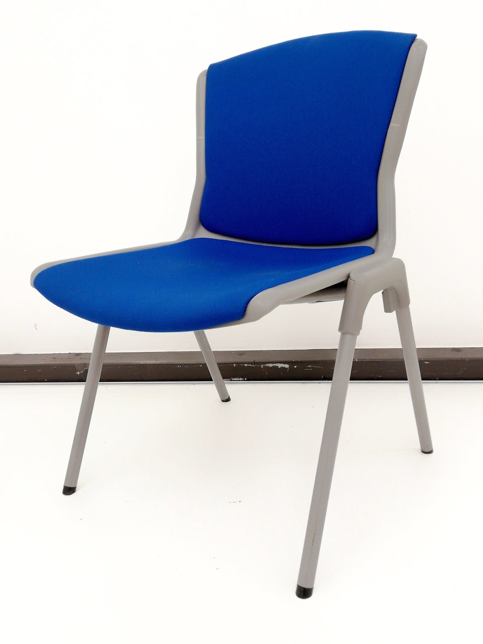 【ハイパーブルー！スタッキングチェア８脚入荷！】使い勝手のいい定番商品！重ねて収納可能！
                        その他シリーズ
                                    中古
            