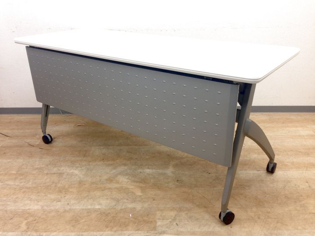 【省スペースの定番】★大人気ホワイト色★ウチダ製　平行スタック可能　サイドスタックテーブル
                        サイドスタックテーブル 
                                    中古
            