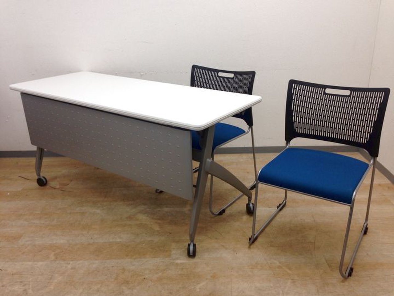 【6セット限定！】★サイドスタックテーブルとスタッキングチェアセット★見事な色合い
                        サイドスタックテーブル 
                                    中古
            