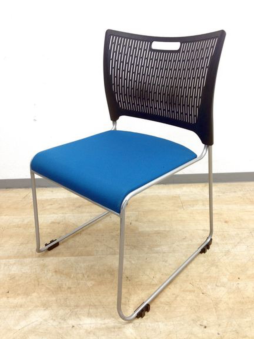 【残り1脚の為、格安！】状態良好なスタッキングチェア大量入荷！！人気のブルー×ブラックカラー　先進のオフィスシーンを
                        レーテ 
                                    中古
            