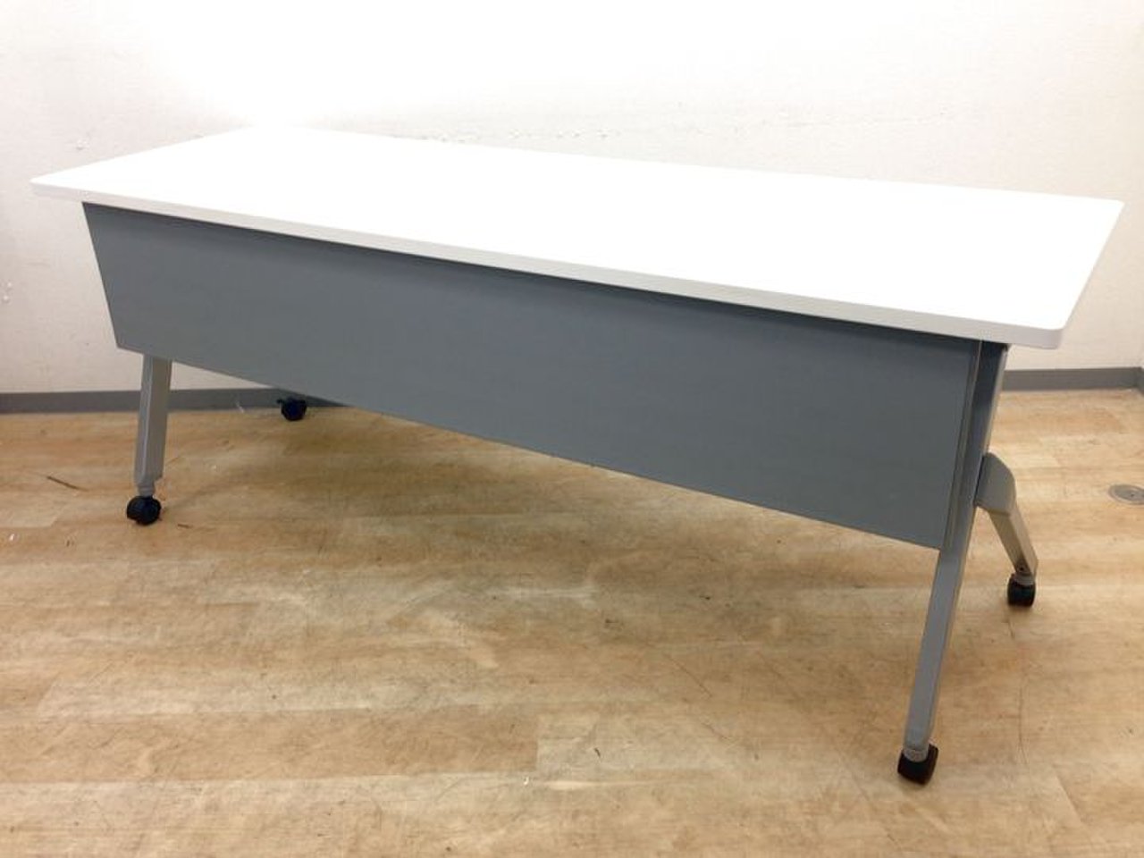 【3台入荷】【幕板付き幅1800㎜で広々使えます！】会議やセミナー用としても活躍！！
                        フラプター 
                                    中古
            