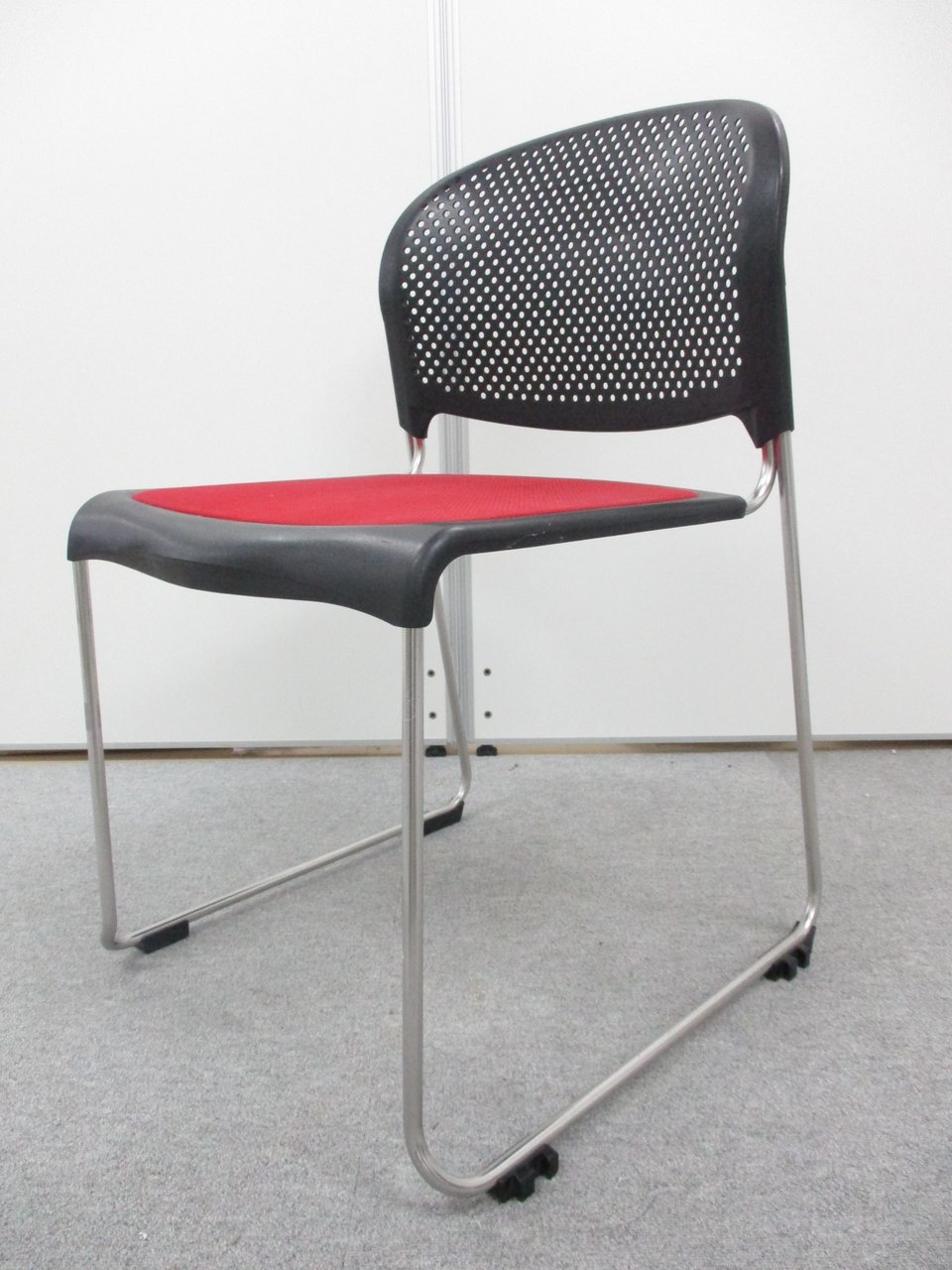 【ブラック＆レッド】シンプルなスタッキングチェア！
                        8114F 
                                    中古
            