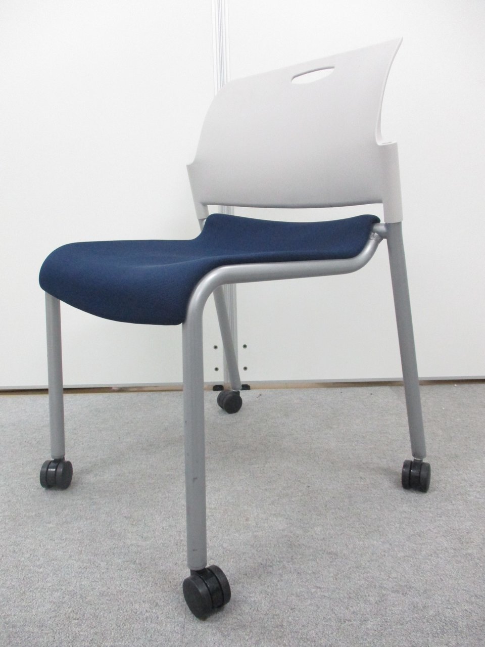 キャスター付きのスタッキングチェア、移動も楽々です！
                        その他シリーズ
                                    中古
            