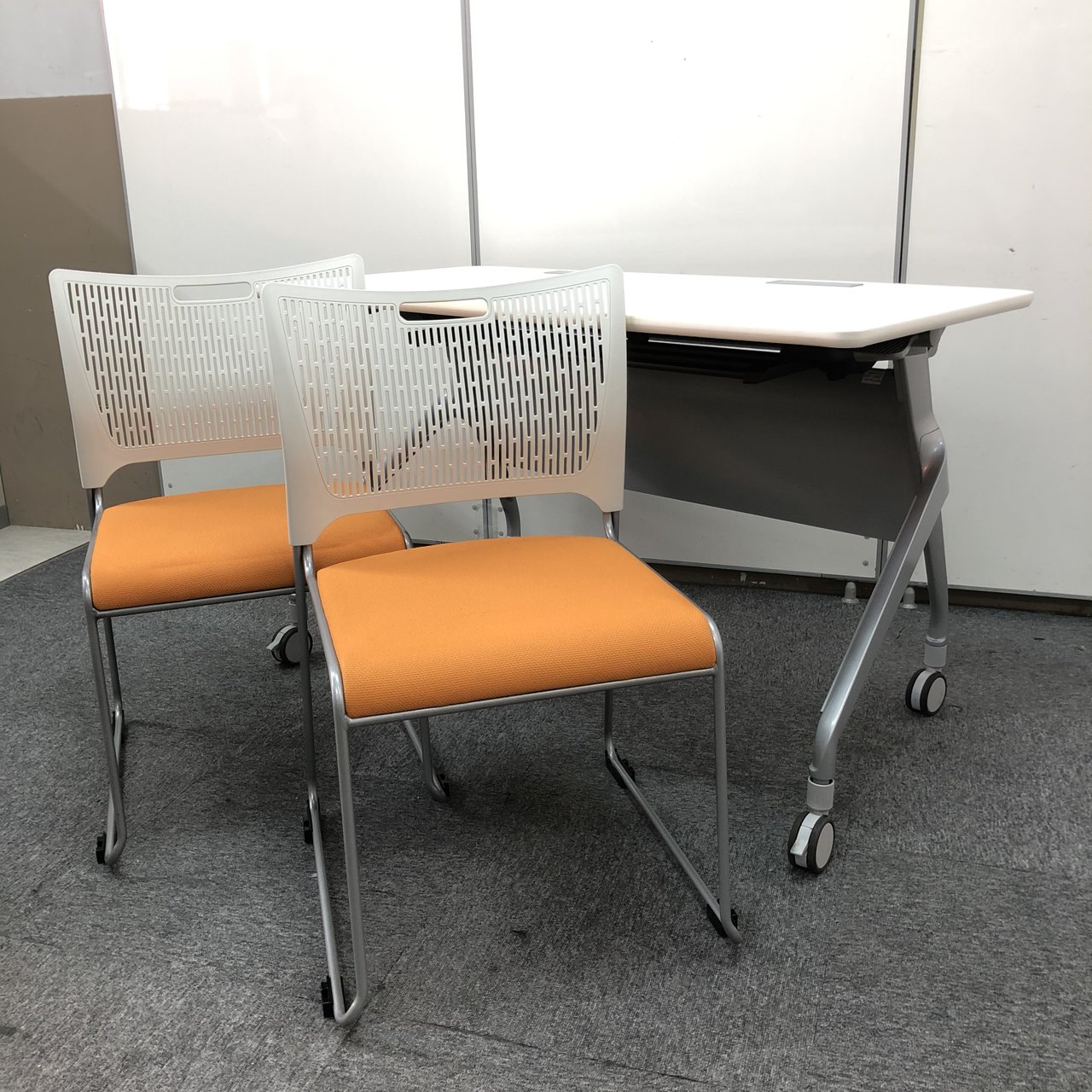 【Ｗ1200とレアなスタックテーブル+スタッキングチェア　セット価格！！】大人気ホワイト色　オレンジチェア
                        その他シリーズ
                                    中古
            