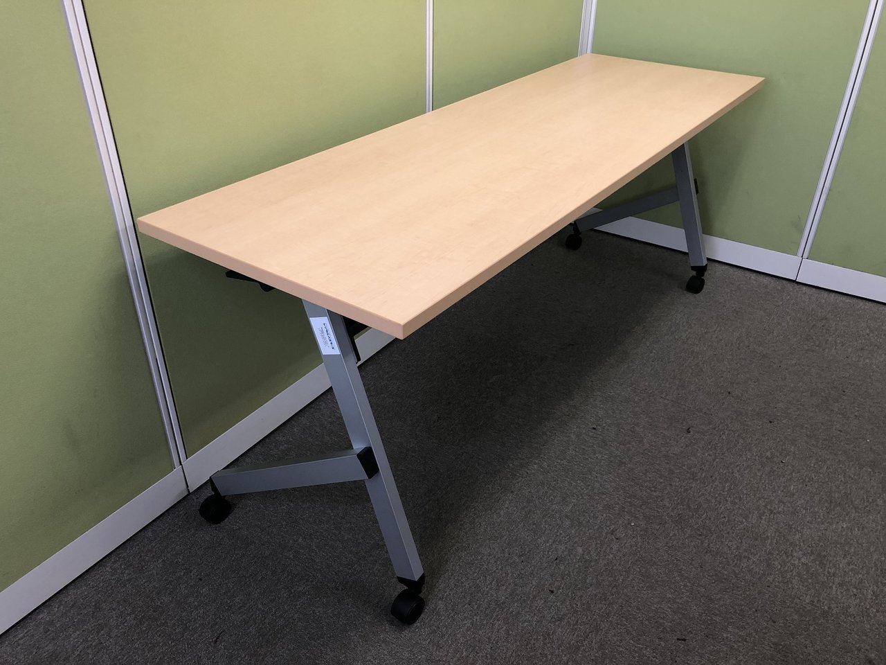 【新中古】天板から手を離さずに簡単に折りたたみ可能！スタックテーブル(長机/折りたたみ/会議用)θ
                        プラッテ 
                                    新古品
            