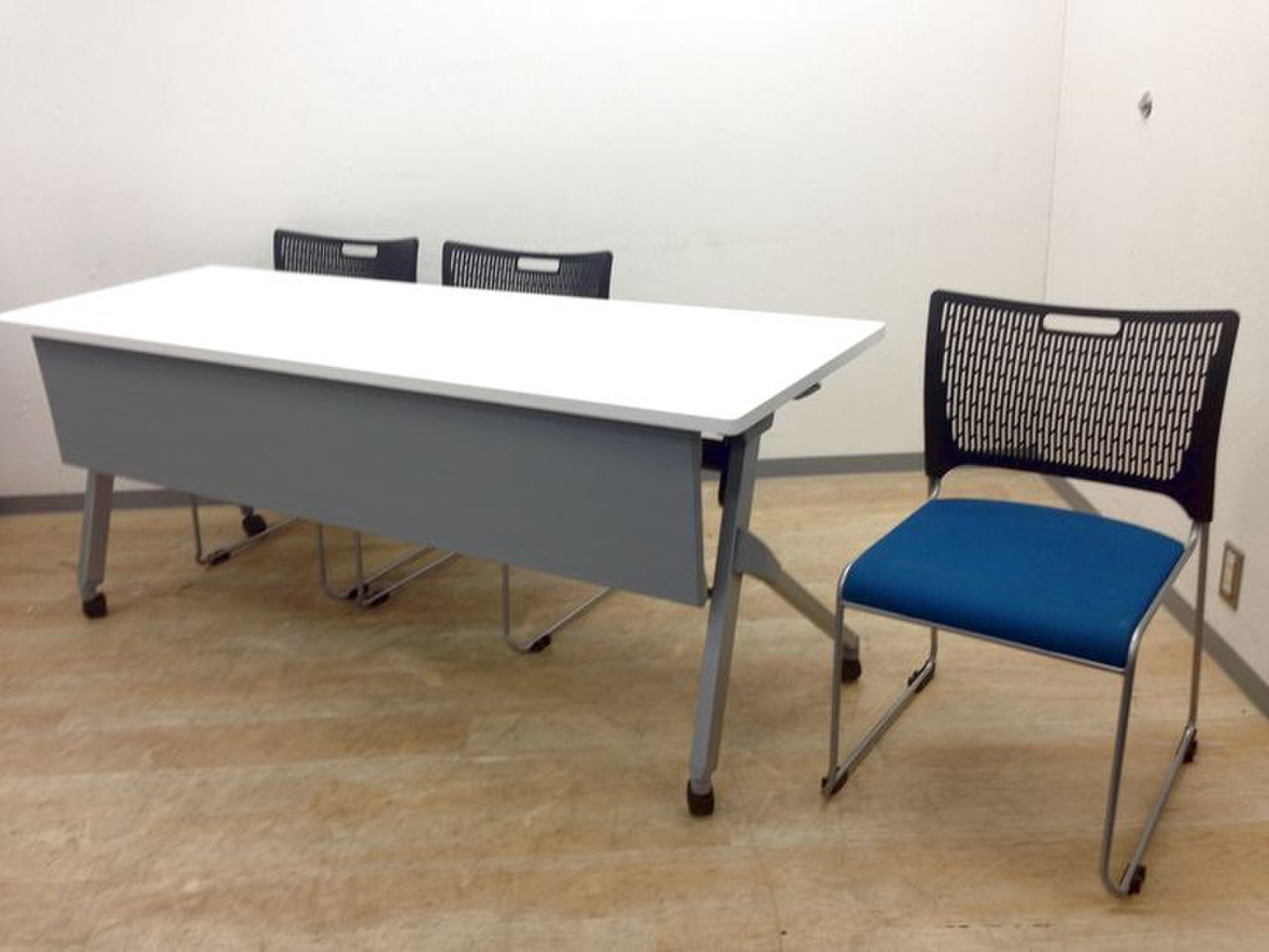 【残りわずか！】清潔感のある　テーブル+チェアのセット
～イベント会場の受付に～
                        その他シリーズ
                                    中古
            