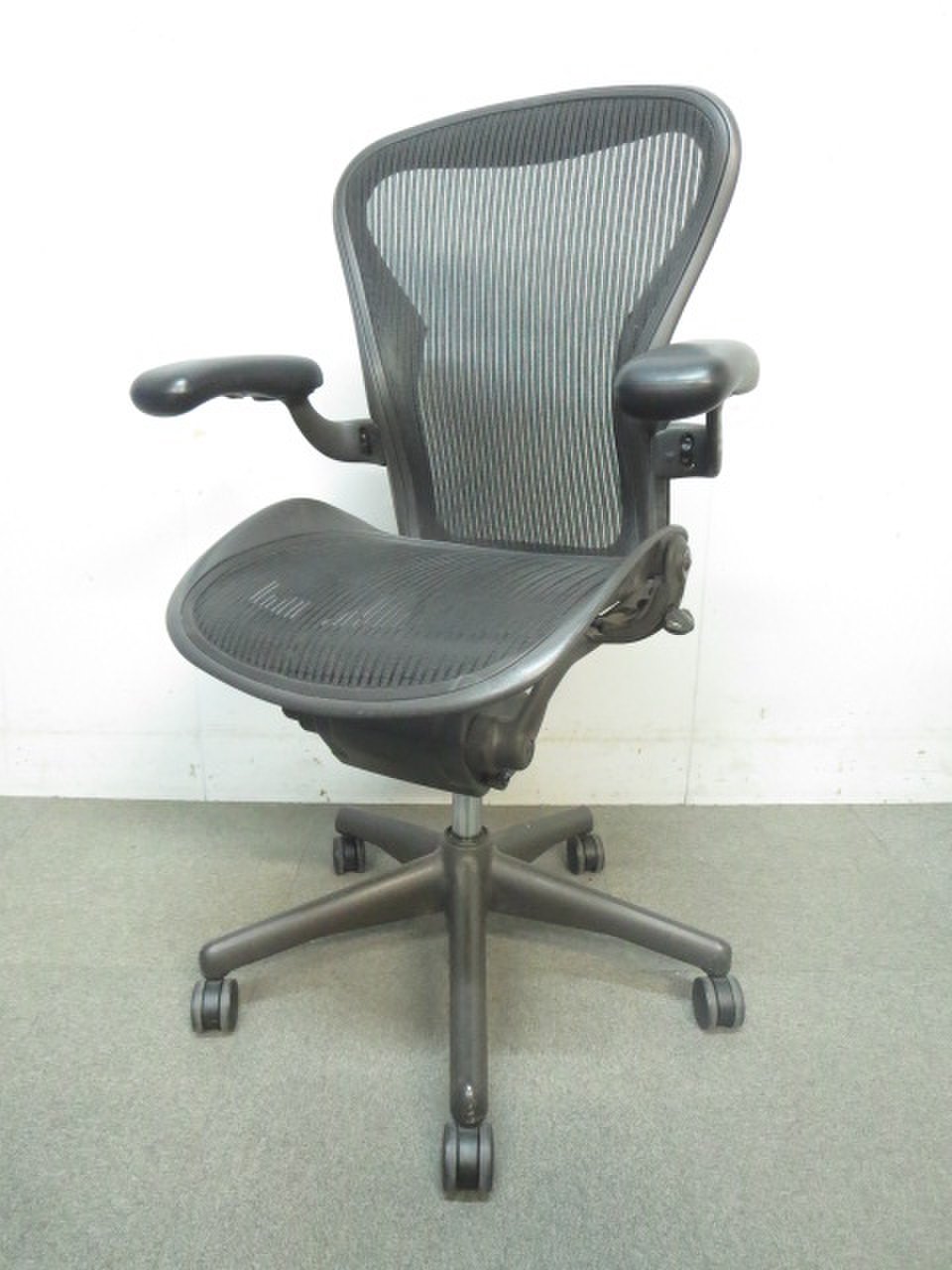 【メッシュチェアの最高峰！】■ハーマンミラー製　アーロンチェア　可動肘【ランバーサポート無】

                        アーロンチェア 
                                    中古
            