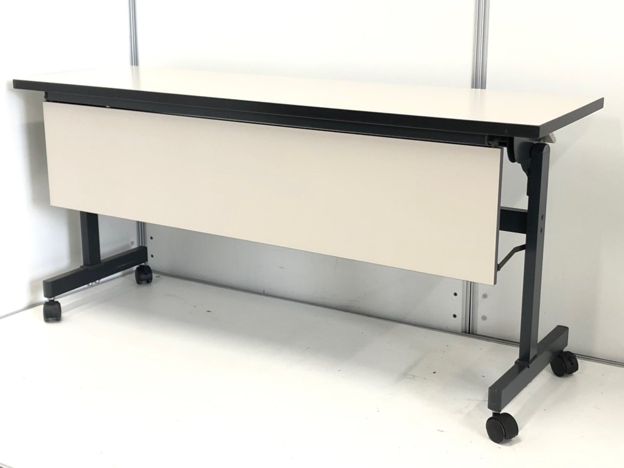 【残り2台！！】コクヨ■フォールティングテーブル■人気のブラックカラーフレームです。【J】【6】
                        KT-60シリーズ 
                                    中古
            