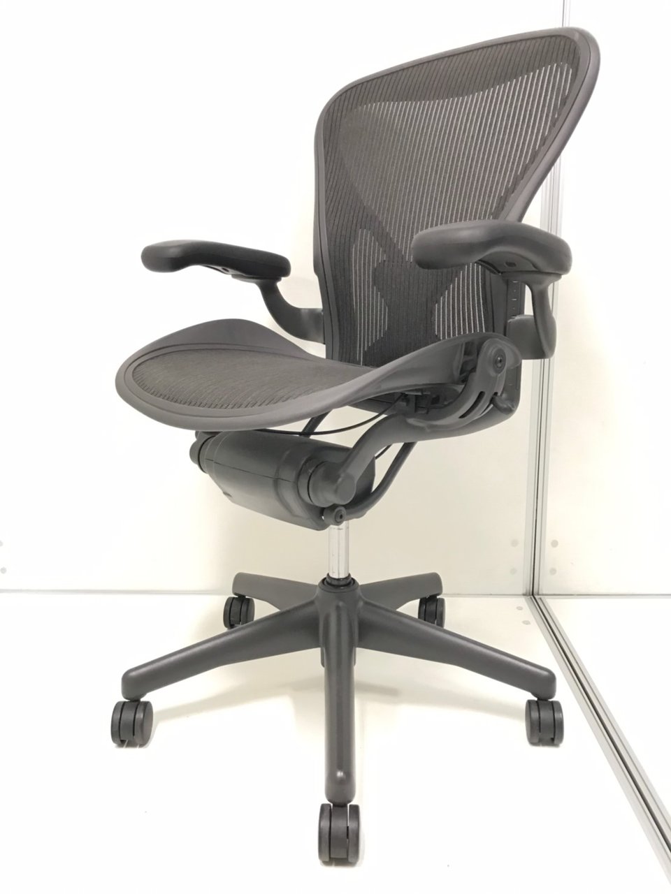 オフィスチェア、ビジネスチェアの王様！ハーマンミラー製のアーロンチェアが入荷致しました。　◆Bタイプ
                        アーロンチェア 
                                    中古
            