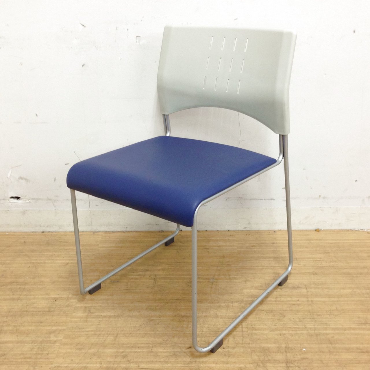 【16脚大量入荷！】ビニールレザーで汚れのふき取りなど楽々！！　重ねて収納可能　明るいブルー色
                        MC-650 
                                    中古
            