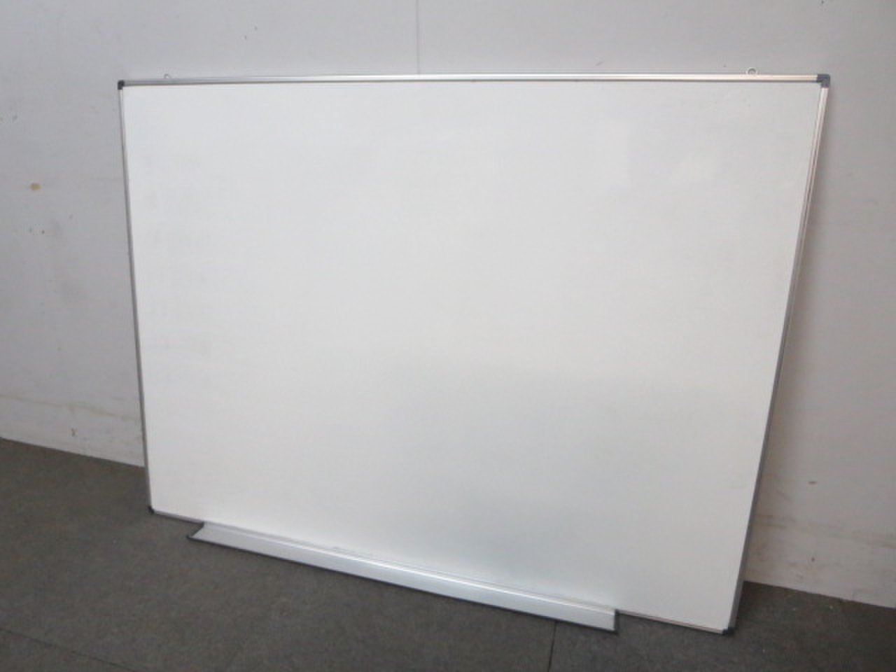 【あると便利！】■壁掛けホワイトボード　■W1200mm・無地タイプ
                        その他シリーズ
                                    中古
            