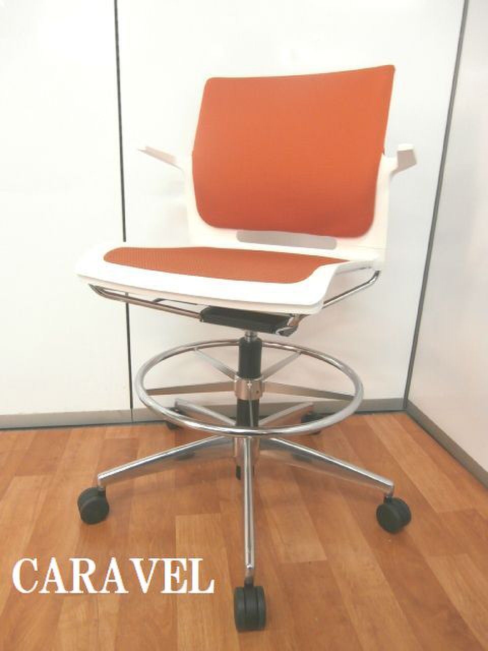 注目商品！！【レア商品のカウンターチェアになります！！上下昇降でデスクに合わせ調整が可能ですのでハイカウンターでも十分対応できます！！】■国内メーカー
                        カラベル 
                                    中古
            