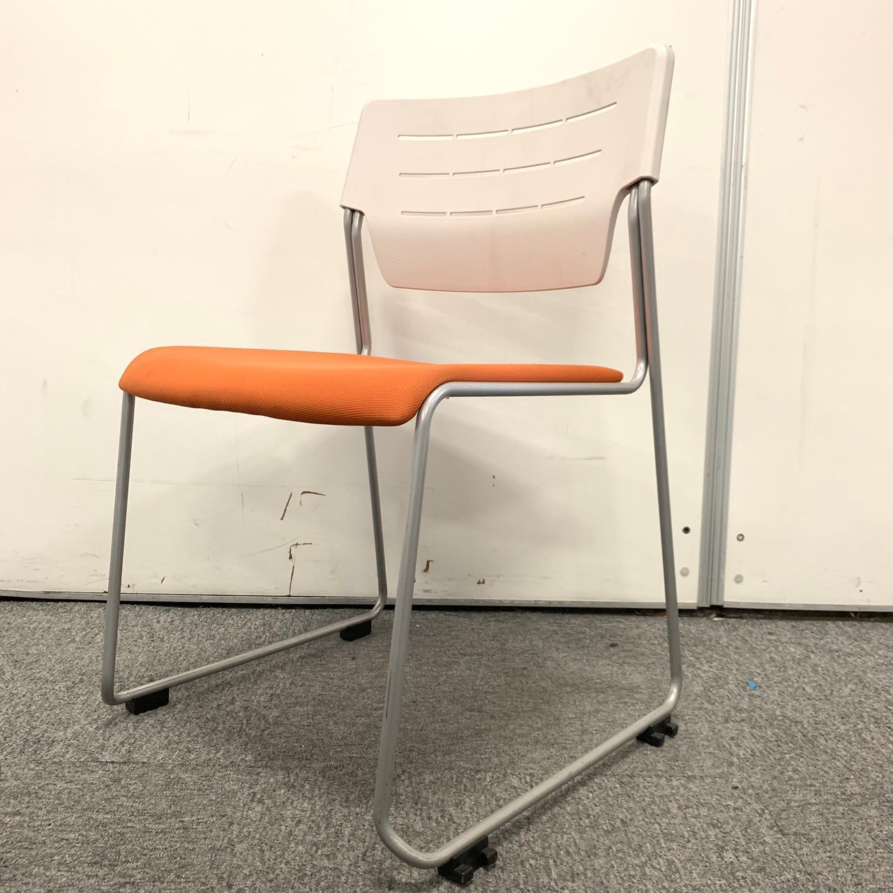 収納に便利なスタッキングチェア☆　鮮やかなオレンジがオフィス内を明るくしてくれます！！
                        その他シリーズ
                                    中古
            