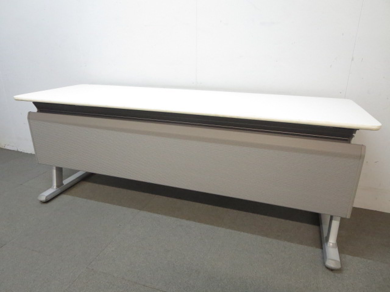 【今がチャンス！在庫限りのお値下げ品！】■コクヨ製　サイドスタックテーブル　W1800×D600mm
                        その他シリーズ
                                    中古
            