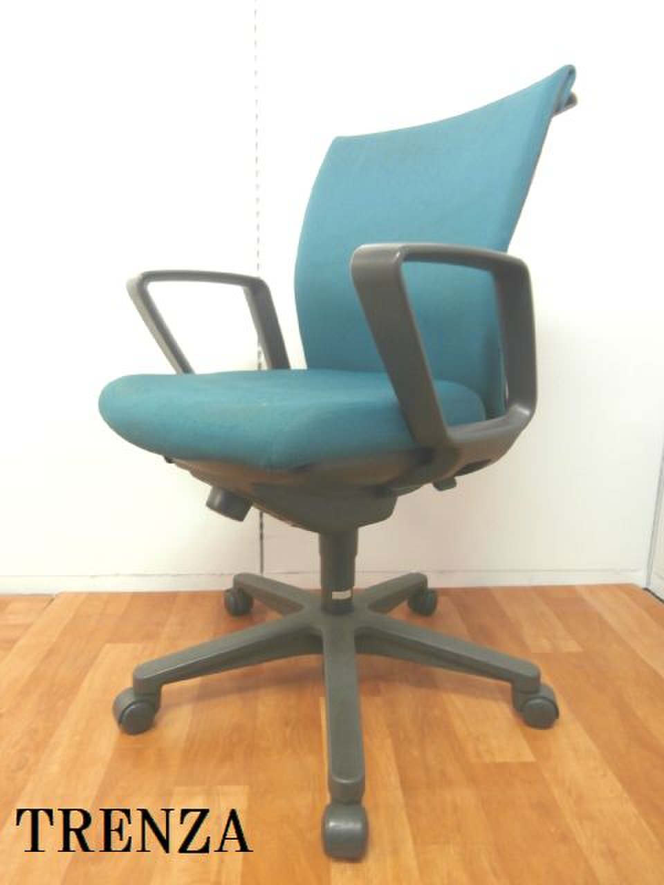 【訳あり商品：座面スレ有りですが、サスペンションバック構造とクッション性で座り心地は快適です！！】■肘付　■グリーン　■国内メーカー　おつとめ品
                        トレンザ 
                                    中古
            