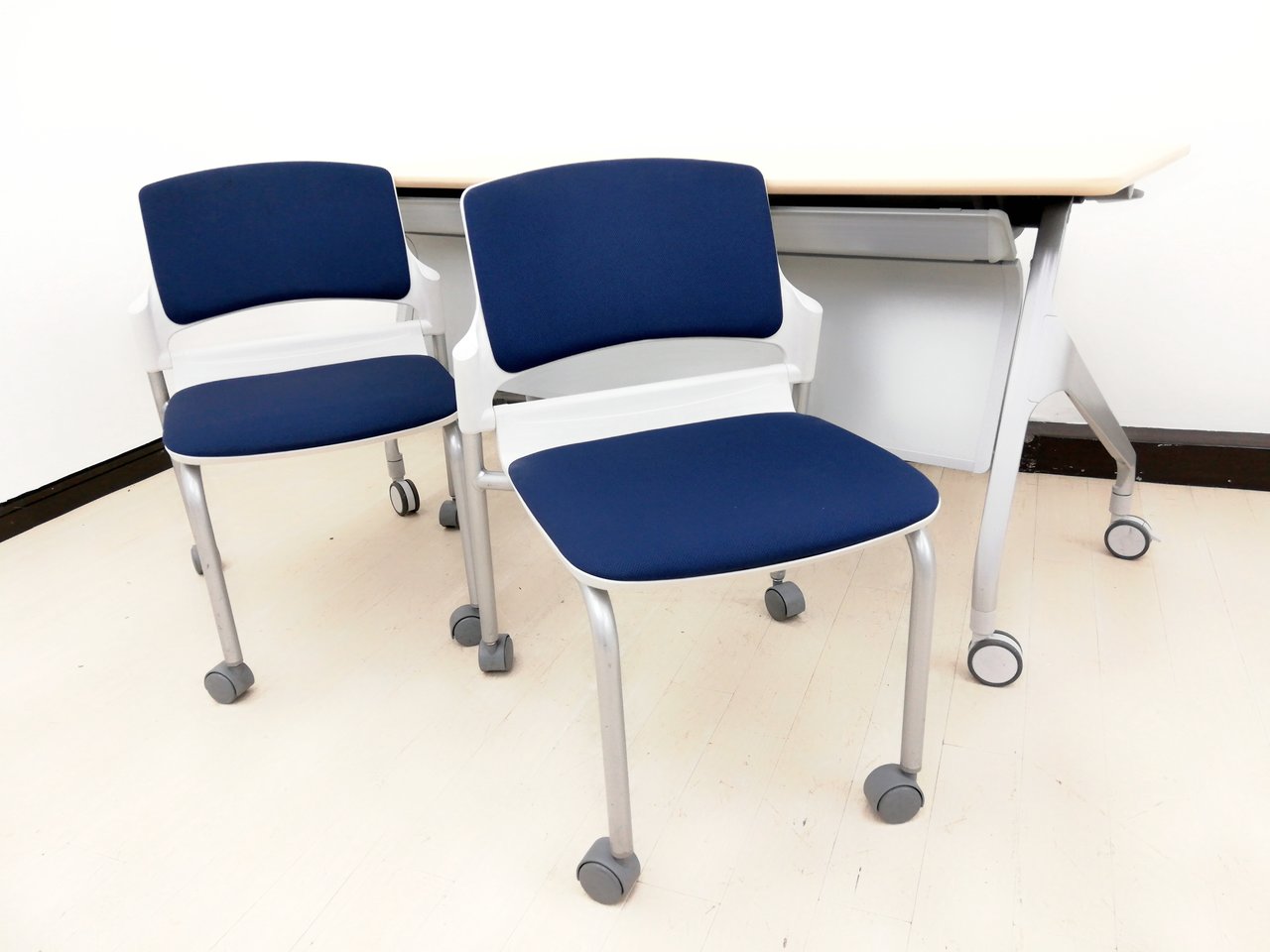 【お待たせしました変幻自在ｾｯﾄ‼】研修用の机や作業机にもご使用できます
                        エピファイ 
                                    中古
            