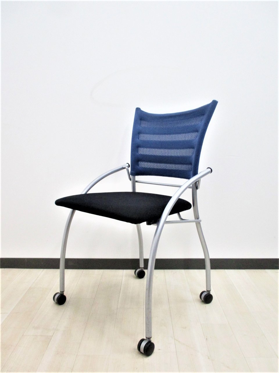 【10脚入荷】綺麗なブルー！一流メーカーなのにこの価格！重ねて収納できるので省スペースを実現！
                        プリエ2 
                                    中古
            