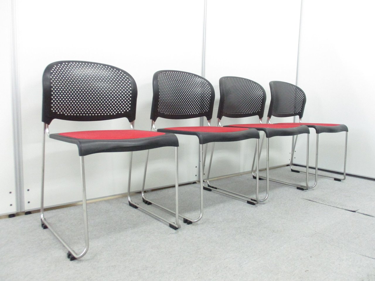 【4脚セット】【ブラック＆レッド】シンプルなスタッキングチェア！【J】
                        8114F 
                                    中古
            