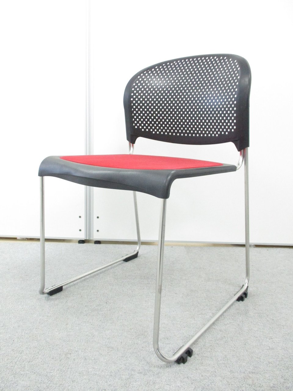 【ブラック＆レッド】シンプルなスタッキングチェア！【J】
                        8114F 
                                    中古
            