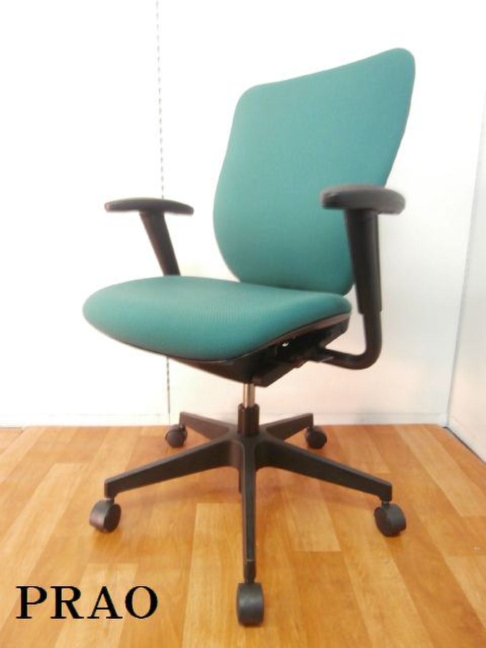 注目商品！！【クッション性の高さと座奥調整機能で女性に人気の商品です！！是非、フィット感を感じて下さい！！】■グリーン　■国産メーカー　■おつとめ品
                                    中古
            