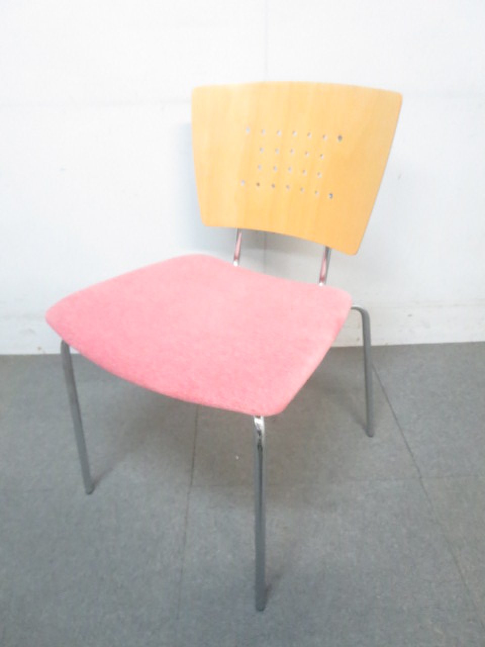 【キュートなピンク！】コクヨ製！スタッキングチェア！【重ねて収納！】【背面は木目調デザイン！】【J】
                        その他シリーズ
                                    中古
            