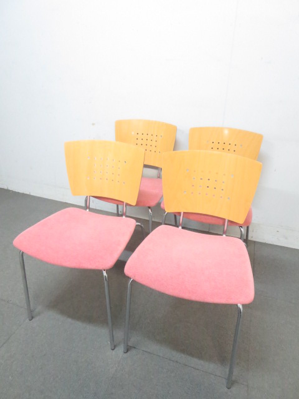 【リフレッシュスペースにオススメ！】■コクヨ製　スタッキングチェア4脚セット 　■やさしいイメージのデザイン！【J】
                        イートインシリーズ 
                                    中古
            