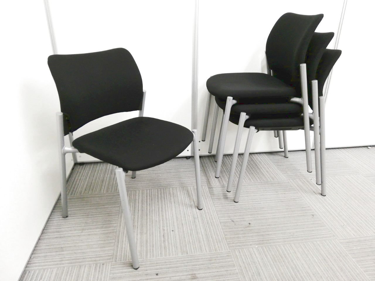 【4脚1セットでの販売です！】【デザインシンプル！】4台メーカー品ですので座り心地・耐久性も安心！！
                        8147シリーズ 
                                    中古
            