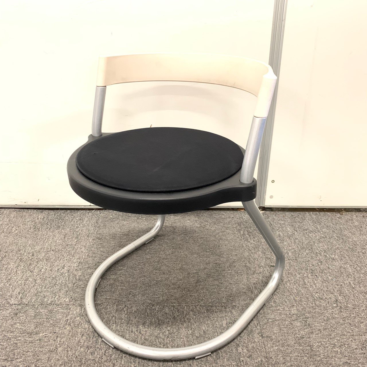 オシャレなデザインのチェアが６脚入荷☆　リフレッシュスペースなどにいかがでしょうか！
                        その他シリーズ
                                    中古
            