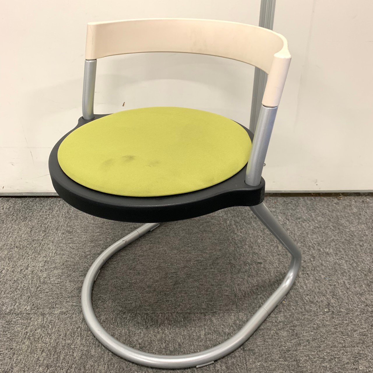 鮮やかなイエローグリーン☆
シンプルなデザインですが快適な座り心地です！！
                        その他シリーズ
                                    中古
            
