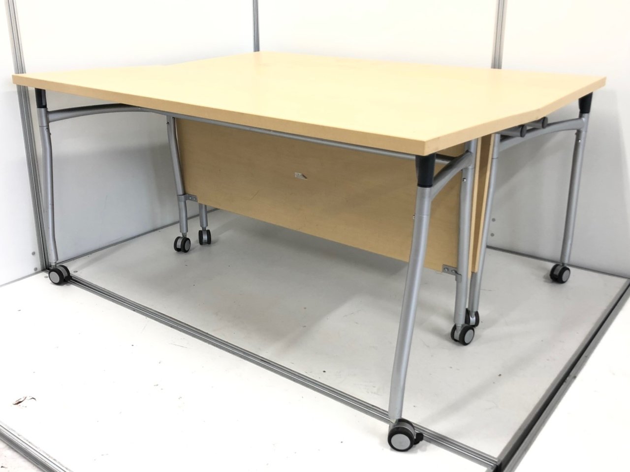 【2台セット！】希少な形のサイドスタックテーブルをセットでお得に！ミーティング、商談、作業用や面談用にも！
                        その他シリーズ
                                    中古
            