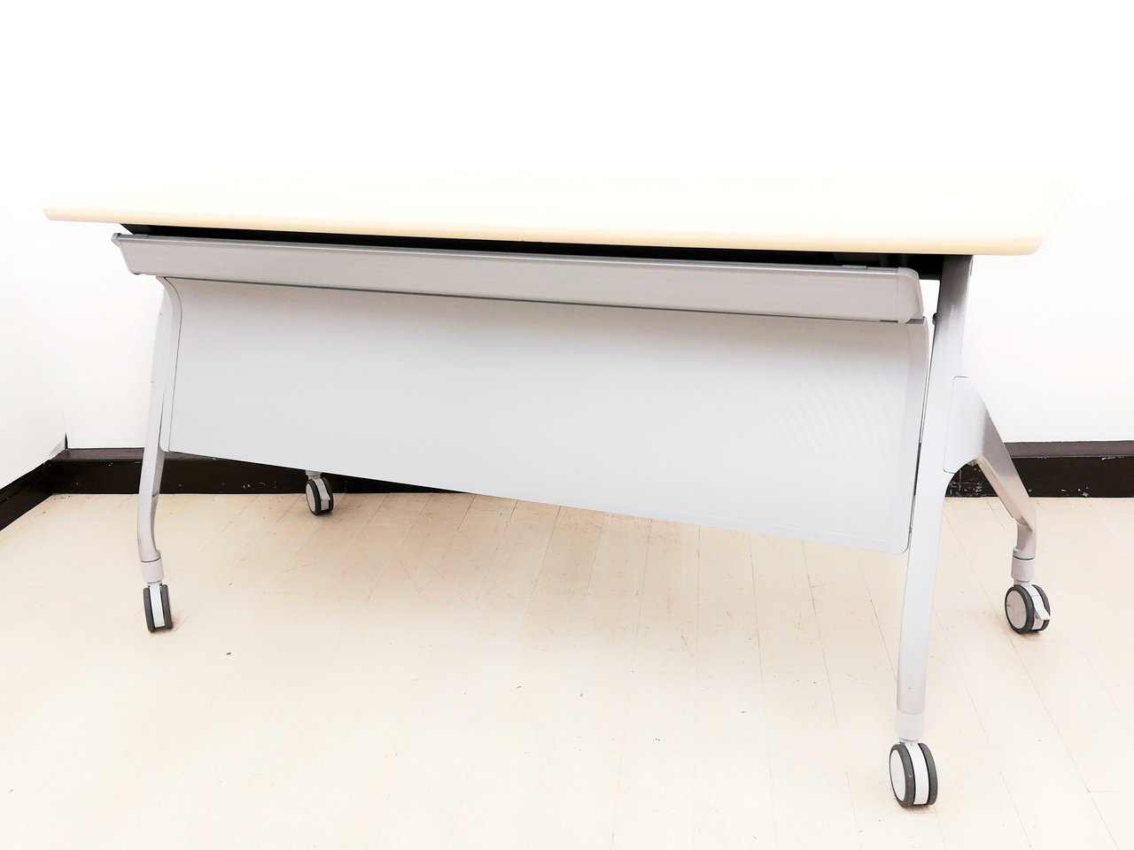 【お安くしました】天板角キズありのため特化◆状態要考慮ですが機能性問題無し【コクヨ製】
                        KTP-1005
                                    中古
            