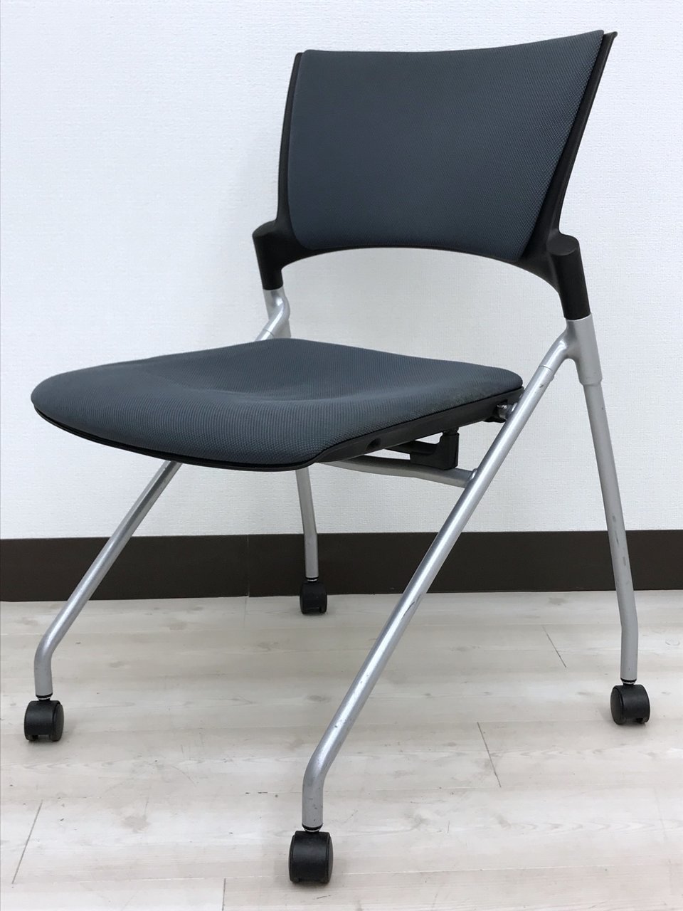 【6脚入荷！】【落ち着いたグレー色】様々なオフィスに合わせやすい！！【RP】
                        マノス 
                                    中古
            