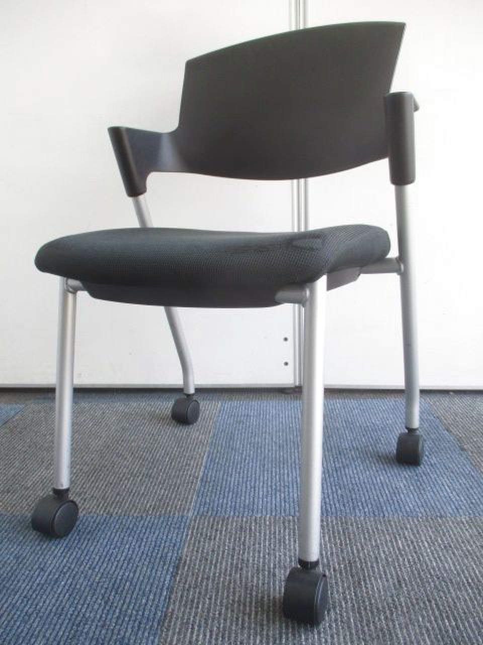 【限定1脚のみ】座面に擦れございます【使用上は問題ございません】
                        プロッティ（キャスター付） 
                                    中古
            