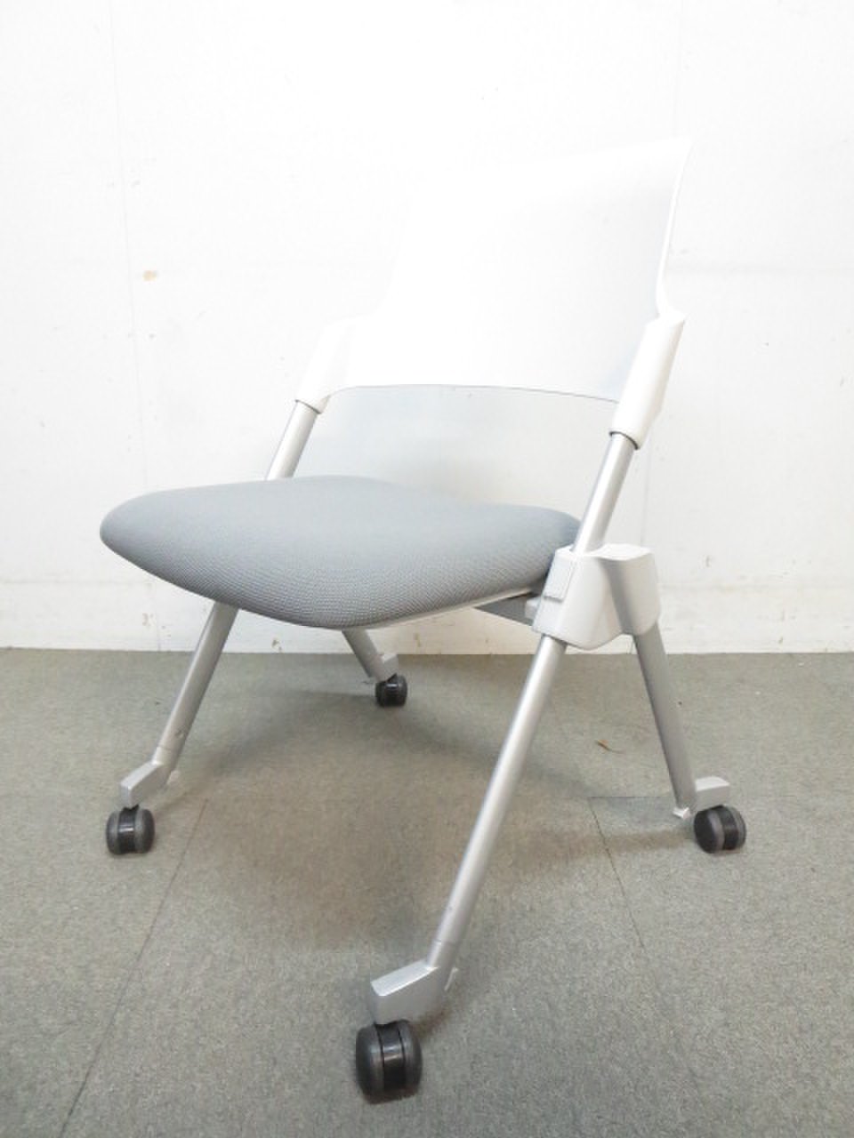 ■コクヨ製　アンフィシリーズ　■スタッキングチェア　グレー【状態良好！洗練されたデザイン！】
                        アンフィ 
                                    中古
            