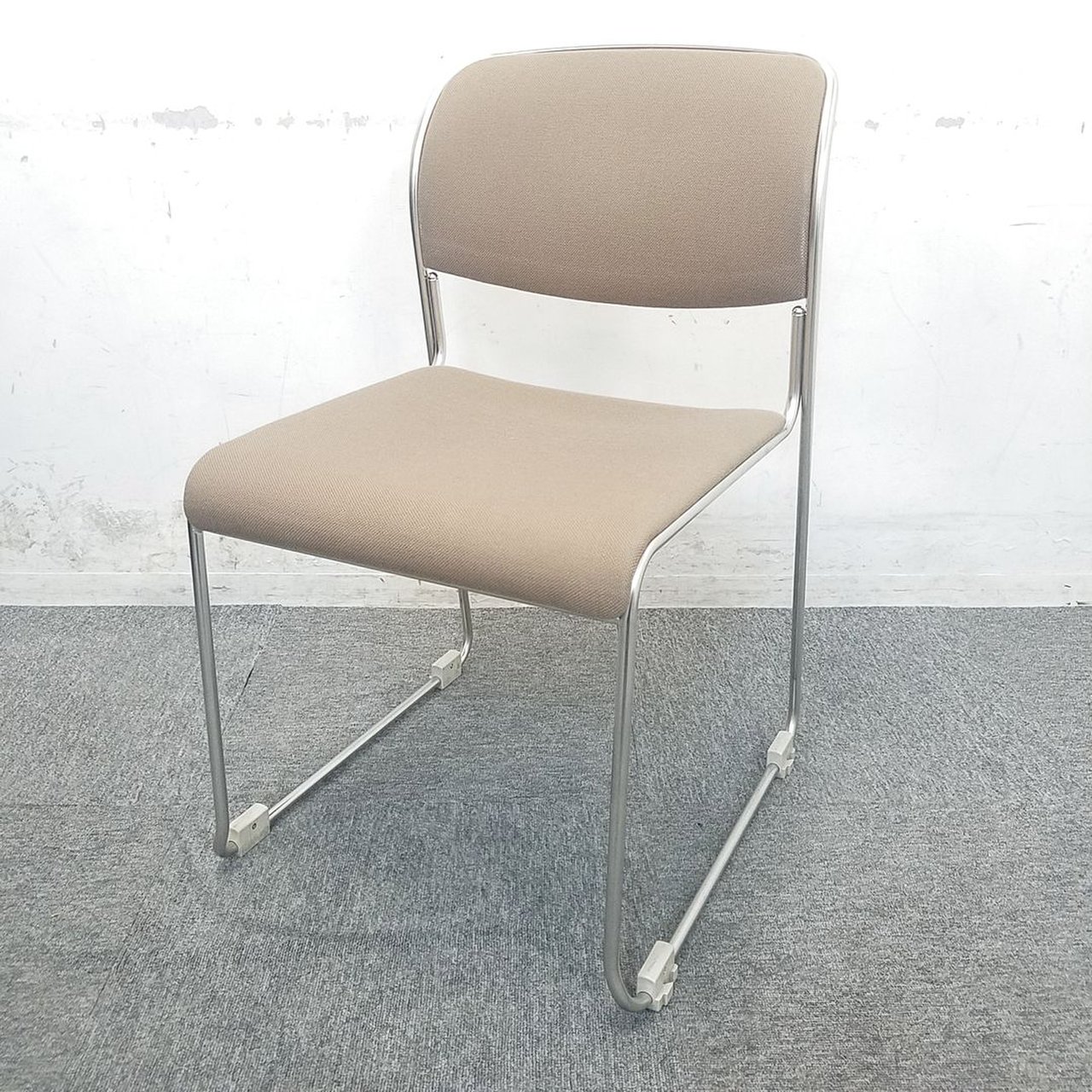 【4脚入荷！】コスパ重視のスタックチェア入荷！中古　オフィス家具　ミーティングチェア
                        8113シリーズ 
                                    中古
            