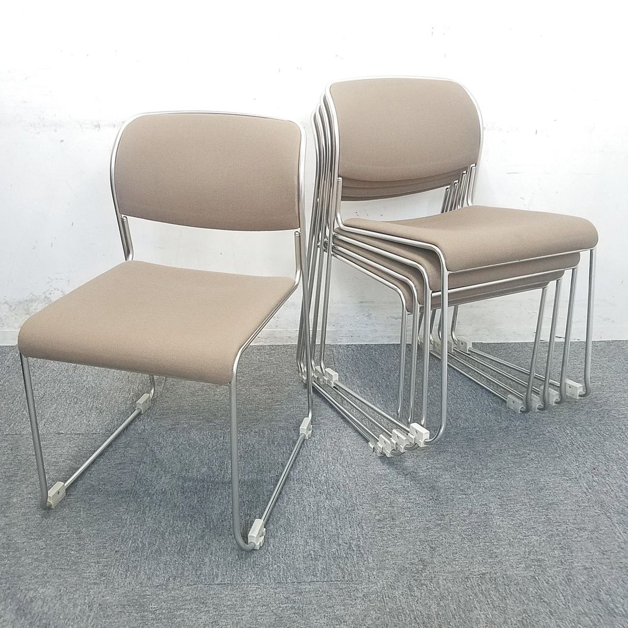 【1セット限定】シンプルな構造でコストパフォーマンスの良いスタックチェア入荷！中古　オフィス家具　ミーティングチェア
                        8113シリーズ 
                                    中古
            