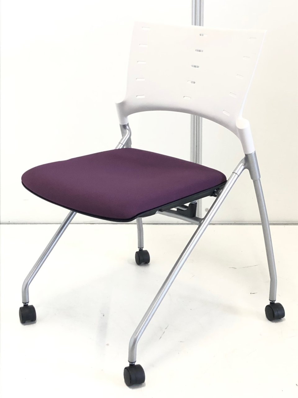 スタイリッシュなデザインで人気！

スペース空間を最大限に生かせるネスティングチェア！
                        マノス 
                                    中古
            