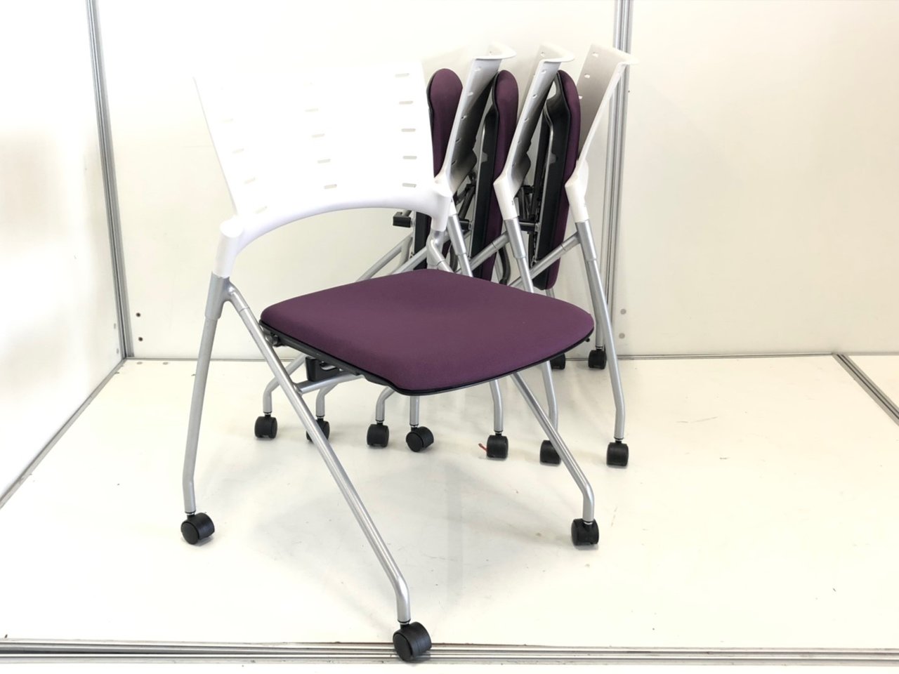 【お買い得なセット商品！】
スタイリッシュなデザインで人気！

スペース空間を最大限に生かせるネスティングチェア！
                        マノス 
                                    中古
            